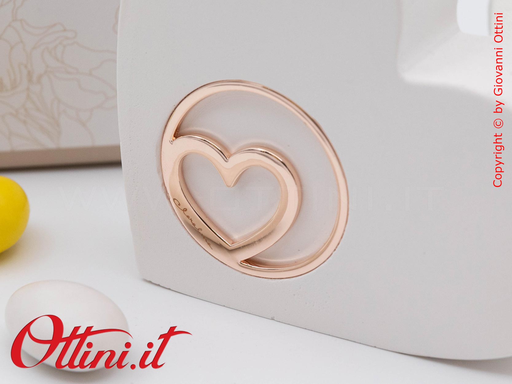 26271 Claraluna - Il Diffusore Cuore con Cuore Oro Rosa è un profumatore per ambienti completo di kit essenza, caratterizzato da un design giovane e moderno