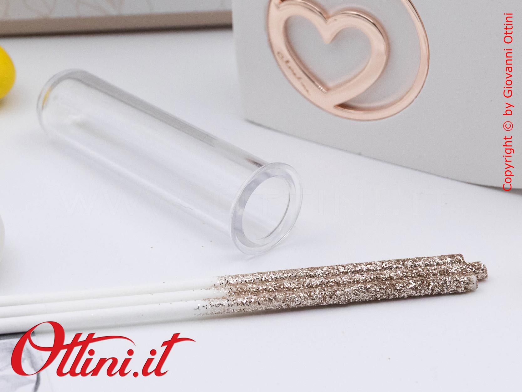 26271 Claraluna - Il Diffusore Cuore con Cuore Oro Rosa è un profumatore per ambienti completo di kit essenza, caratterizzato da un design giovane e moderno