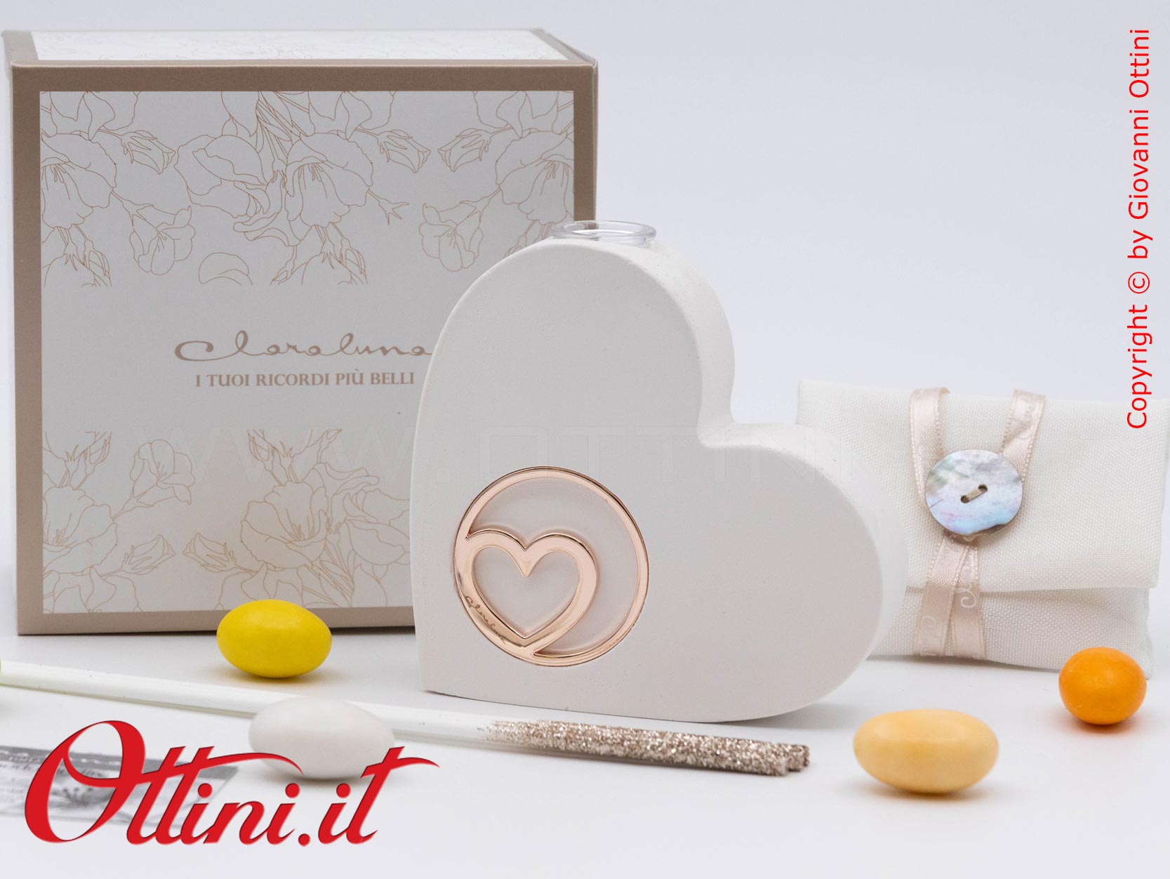 26271 Claraluna - Il Diffusore Cuore con Cuore Oro Rosa è un profumatore per ambienti completo di kit essenza, caratterizzato da un design giovane e moderno