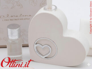26272 Claraluna - Il Diffusore Cuore con Cuore Silver è un profumatore per ambienti completo di kit essenza, caratterizzato da un design giovane e moderno