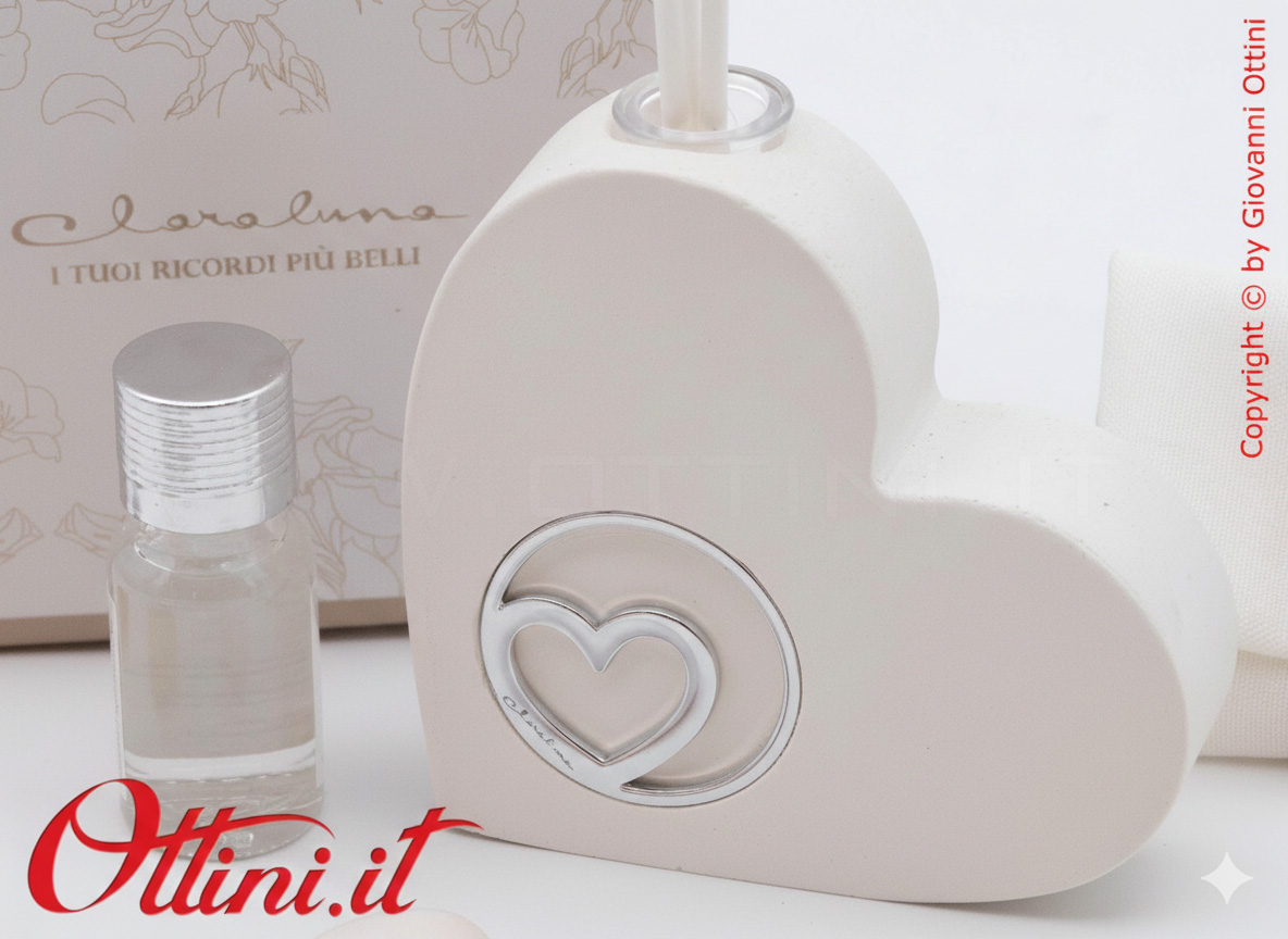 26272 Claraluna - Il Diffusore Cuore con Cuore Silver è un profumatore per ambienti completo di kit essenza, caratterizzato da un design giovane e moderno