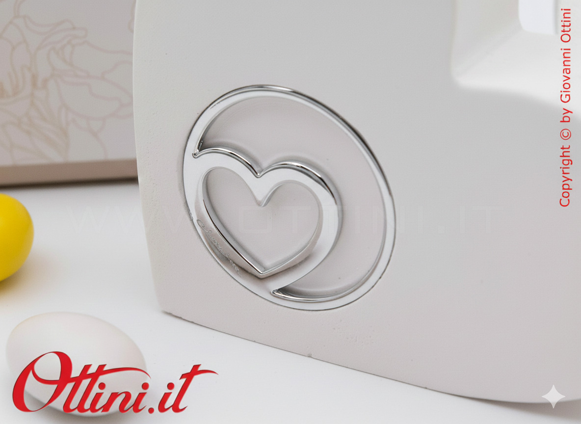 26272 Claraluna - Il Diffusore Cuore con Cuore Silver è un profumatore per ambienti completo di kit essenza, caratterizzato da un design giovane e moderno