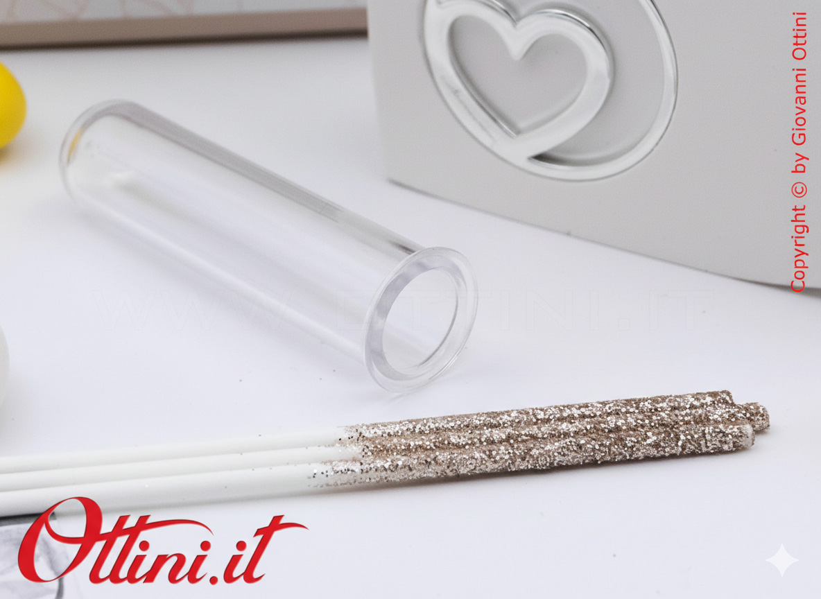 26272 Claraluna - Il Diffusore Cuore con Cuore Silver è un profumatore per ambienti completo di kit essenza, caratterizzato da un design giovane e moderno