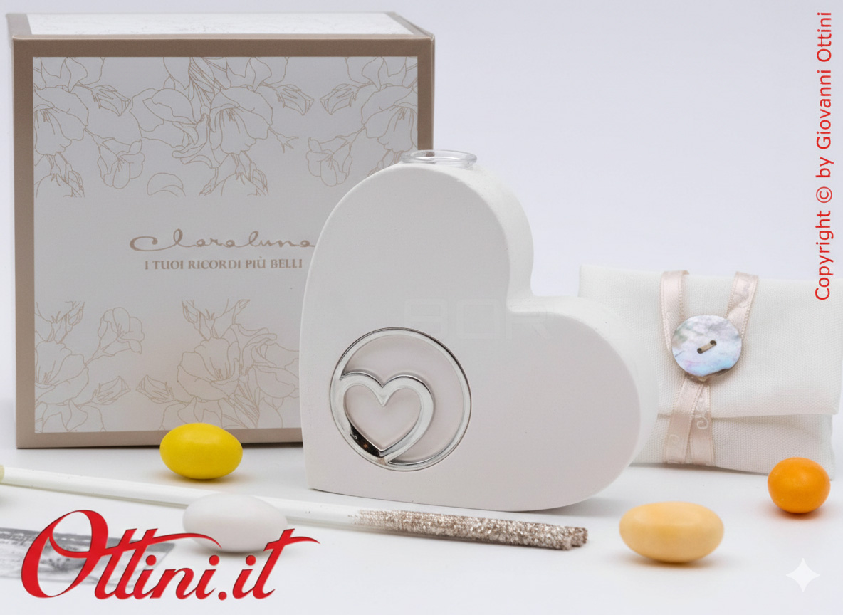 26272 Claraluna - Il Diffusore Cuore con Cuore Silver è un profumatore per ambienti completo di kit essenza, caratterizzato da un design giovane e moderno