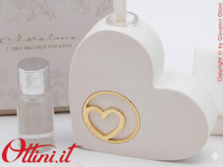 26273 Claraluna - Il Diffusore Cuore con Cuore Oro è un profumatore per ambienti completo di kit essenza, caratterizzato da un design giovane e moderno