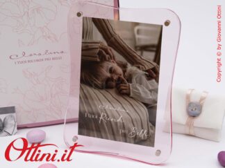 26311 Claraluna - Il Portafoto Ondulato Plexiglass Rosa è una bomboniera moderna ed elegante adatta a qualsiasi tipo di arredo. Contiene una foto 10x15