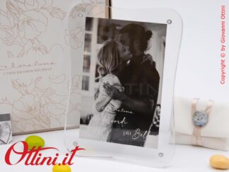 26313 Claraluna - Il Portafoto Ondulato Plexiglass Neutro è una bomboniera moderna ed elegante adatta a qualsiasi tipo di arredo. Contiene una foto 10x15