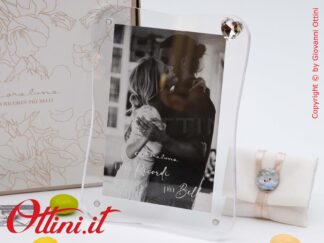 26314 Claraluna - Il Portafoto Ondulato Plexiglass Neutro con cuore è una bomboniera moderna ed elegante adatta a qualsiasi tipo di arredo.