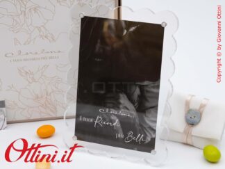 26315 Claraluna - Il Portafoto Nuvoletta Plexiglass Neutro è una bomboniera moderna ed elegante adatta a qualsiasi tipo di arredo. Contiene una foto 10x15
