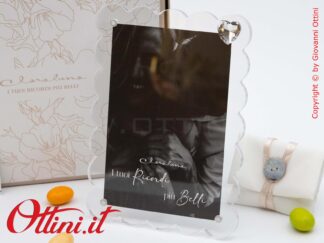 26316 Claraluna - Il Portafoto Nuvoletta Plexiglass Neutro con cuore è una bomboniera moderna ed elegante adatta a qualsiasi tipo di arredo.