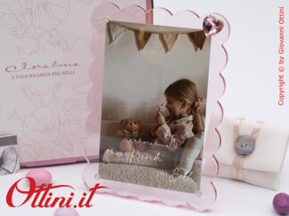 26318 Claraluna - Il Portafoto Nuvoletta Plexiglass Rosa con cuore è una bomboniera moderna ed elegante adatta a qualsiasi tipo di arredo.