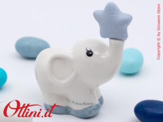 26384 Claraluna - Elefantino azzurro in porcellana smaltata collezione 2026. Bomboniera vintage ideale per eventi come battesimi e comunioni per bambino