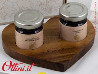 26503 Claraluna - Vassoio in legno massello di Acacia con Marmellate ai Frutti di bosco e Mora, bomboniera gastronomica e utile anche come sottopentola