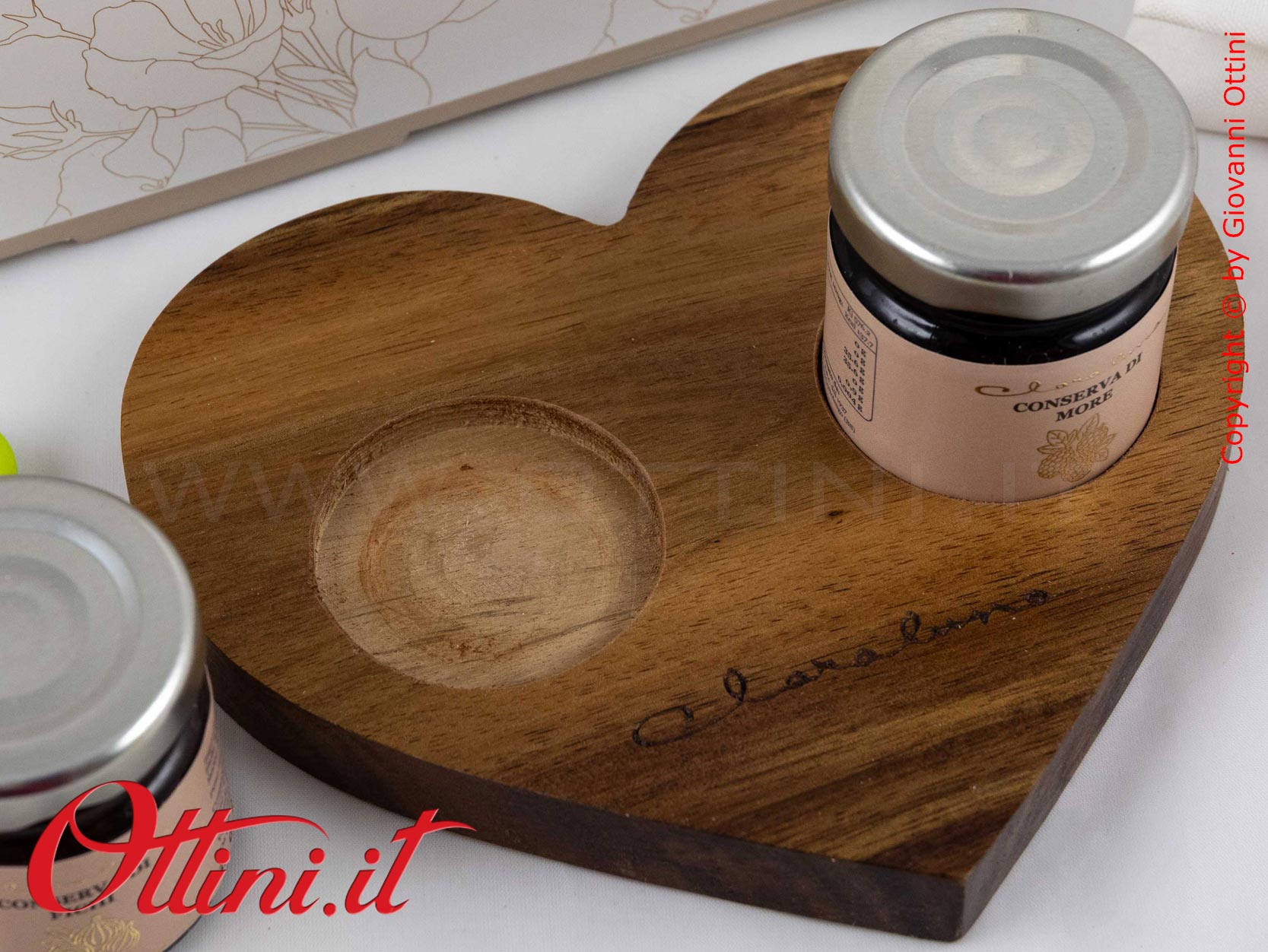 26506 Claraluna - Vassoio in legno massello di Acacia con Marmellate Fichi e Mora, bomboniera gastronomica e utile anche come sottopentola