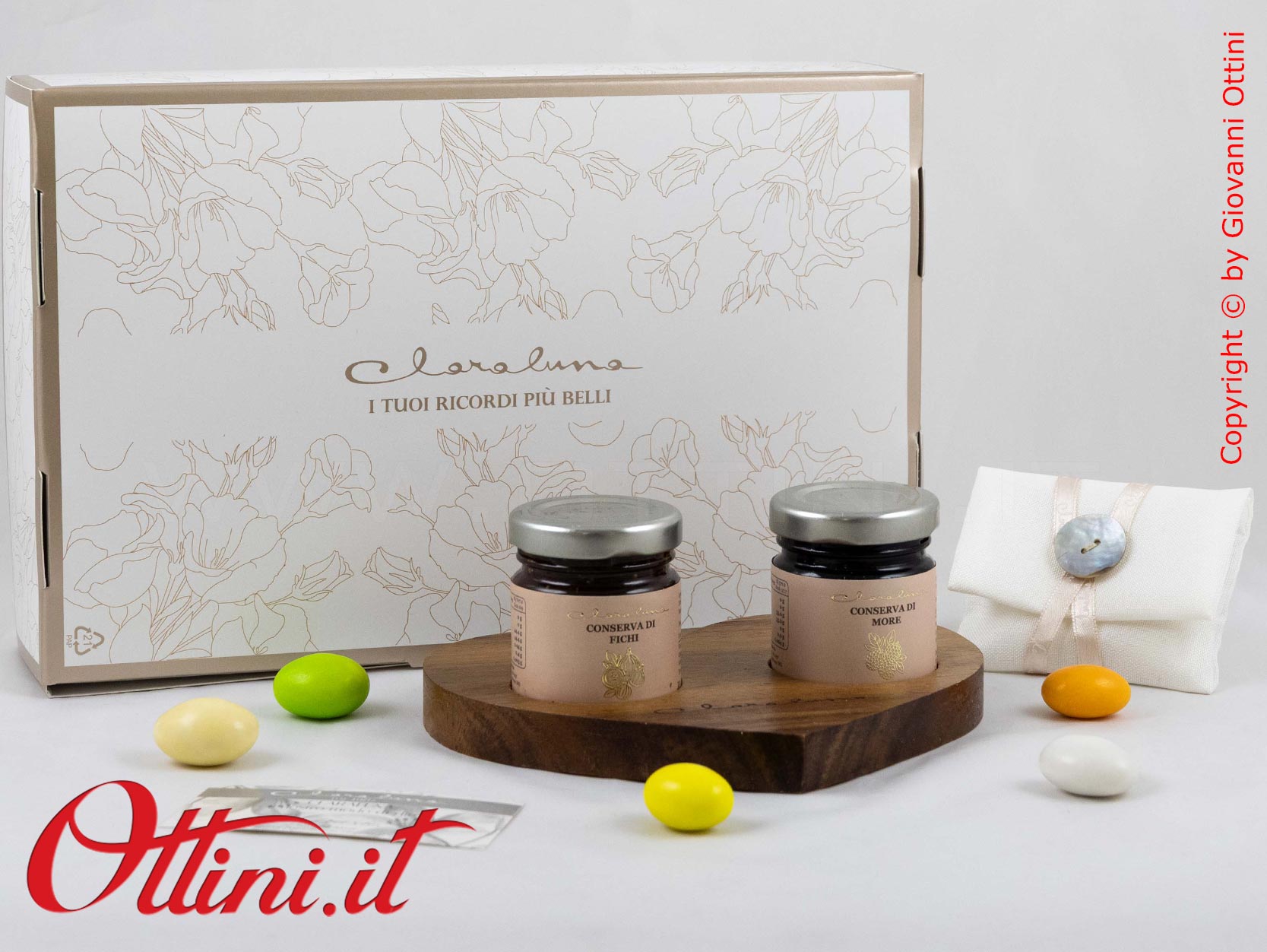 26506 Claraluna - Vassoio in legno massello di Acacia con Marmellate Fichi e Mora, bomboniera gastronomica e utile anche come sottopentola