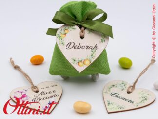 Il Segnalibro in legno a forma di Cuore personalizzato con il vostro nome e completo di Sacchettino è un regalo economico e utile per tutti gli eventi