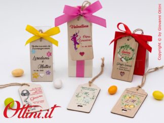 Il Segnalibro in Legno Personalizzato con il vostro nome completo di Scatolina portaconfetti è un regalo economico e utile per tutti gli eventi