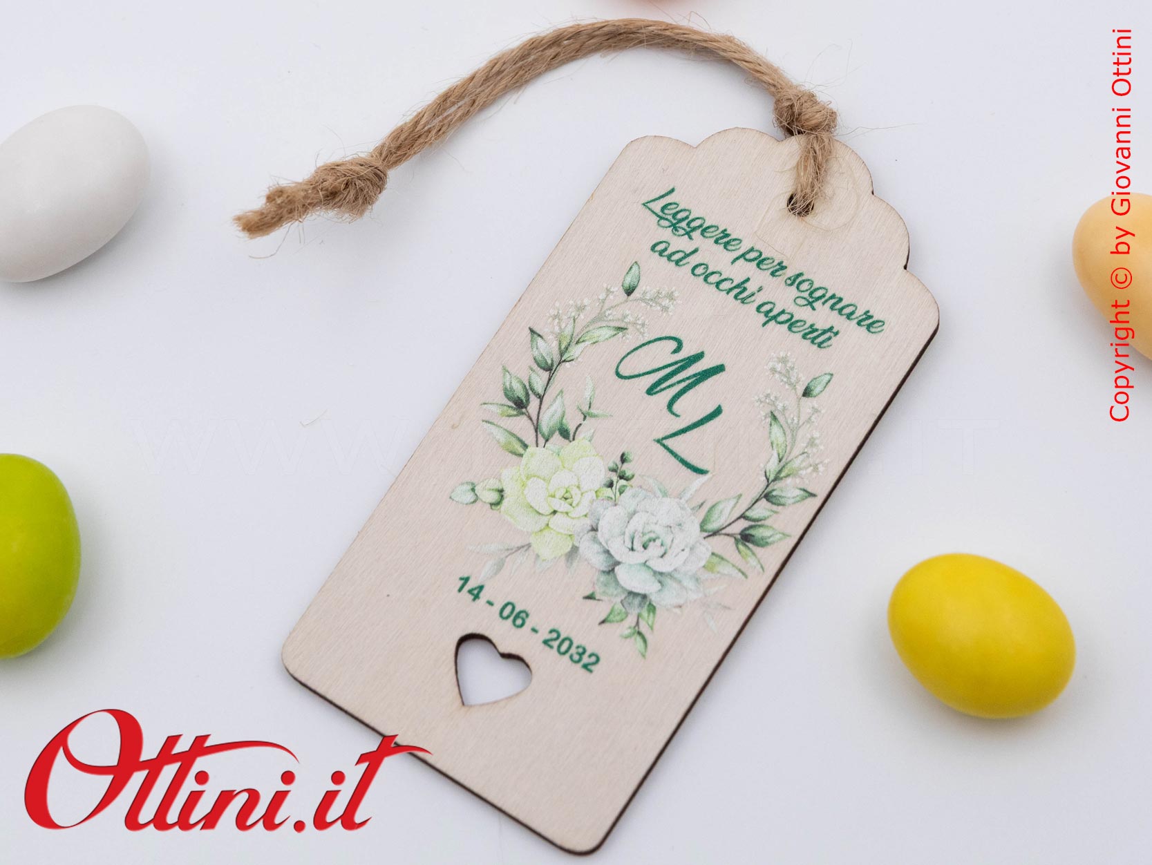 Il Segnalibro in Legno Personalizzato con il vostro nome completo di Scatolina portaconfetti è un regalo economico e utile per tutti gli eventi