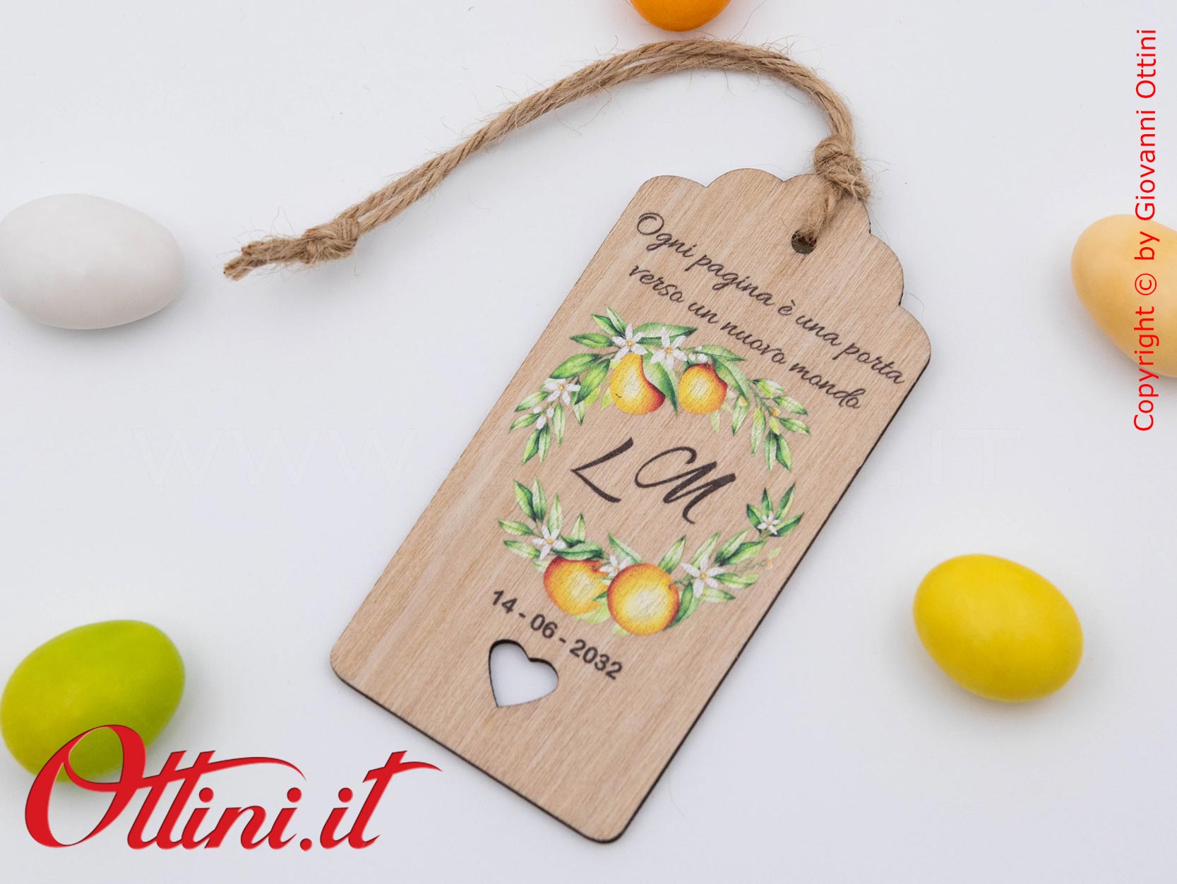 Il Segnalibro in Legno Personalizzato con il vostro nome completo di Scatolina portaconfetti è un regalo economico e utile per tutti gli eventi