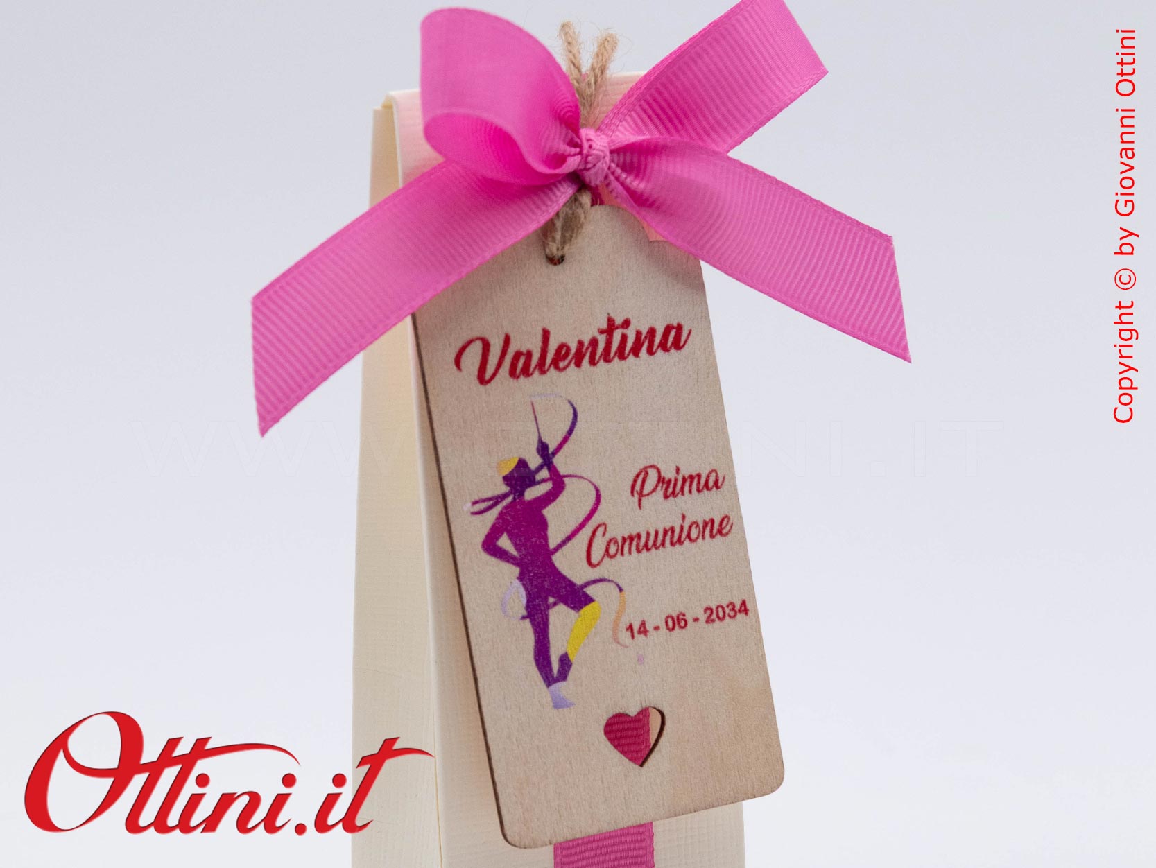 Il Segnalibro in Legno Personalizzato con il vostro nome completo di Scatolina portaconfetti è un regalo economico e utile per tutti gli eventi