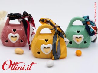 02A429 - la Borsetta Led 3 Colori con Confezione è una bomboniera dai colori vivaci dedicata alle teenager che seguono la moda. Completa di batteria.