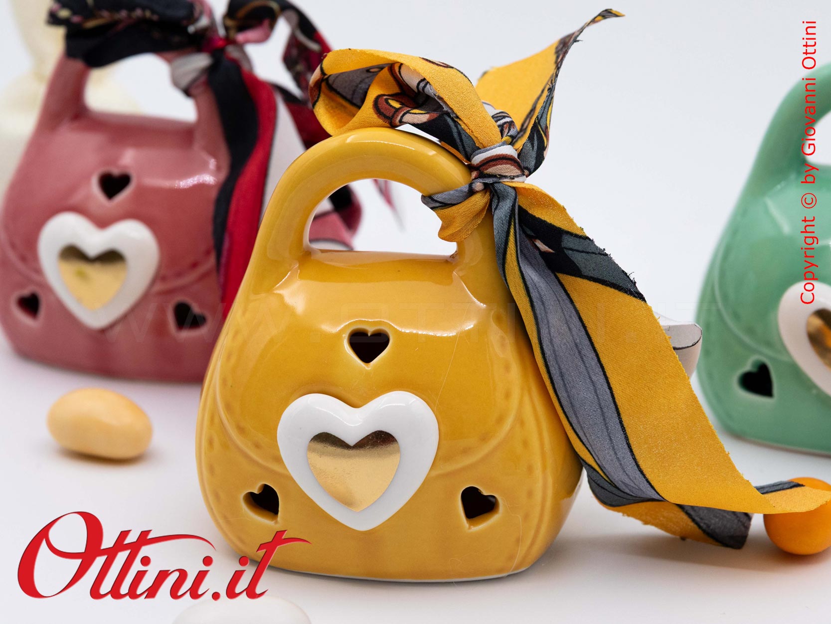 02A429 - la Borsetta Led 3 Colori con Confezione è una bomboniera dai colori vivaci dedicata alle teenager che seguono la moda. Completa di batteria.