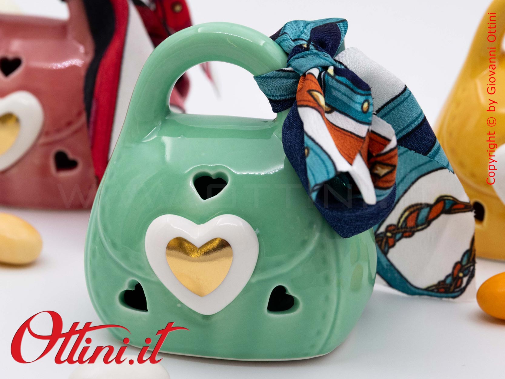 02A429 - la Borsetta Led 3 Colori con Confezione è una bomboniera dai colori vivaci dedicata alle teenager che seguono la moda. Completa di batteria.