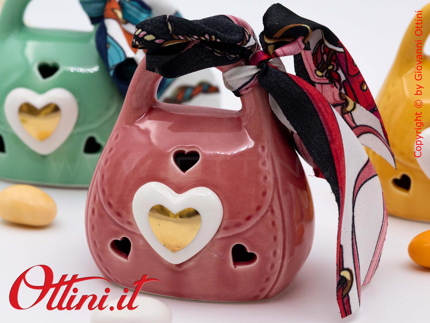 02A429 - la Borsetta Led 3 Colori con Confezione è una bomboniera dai colori vivaci dedicata alle teenager che seguono la moda. Completa di batteria.