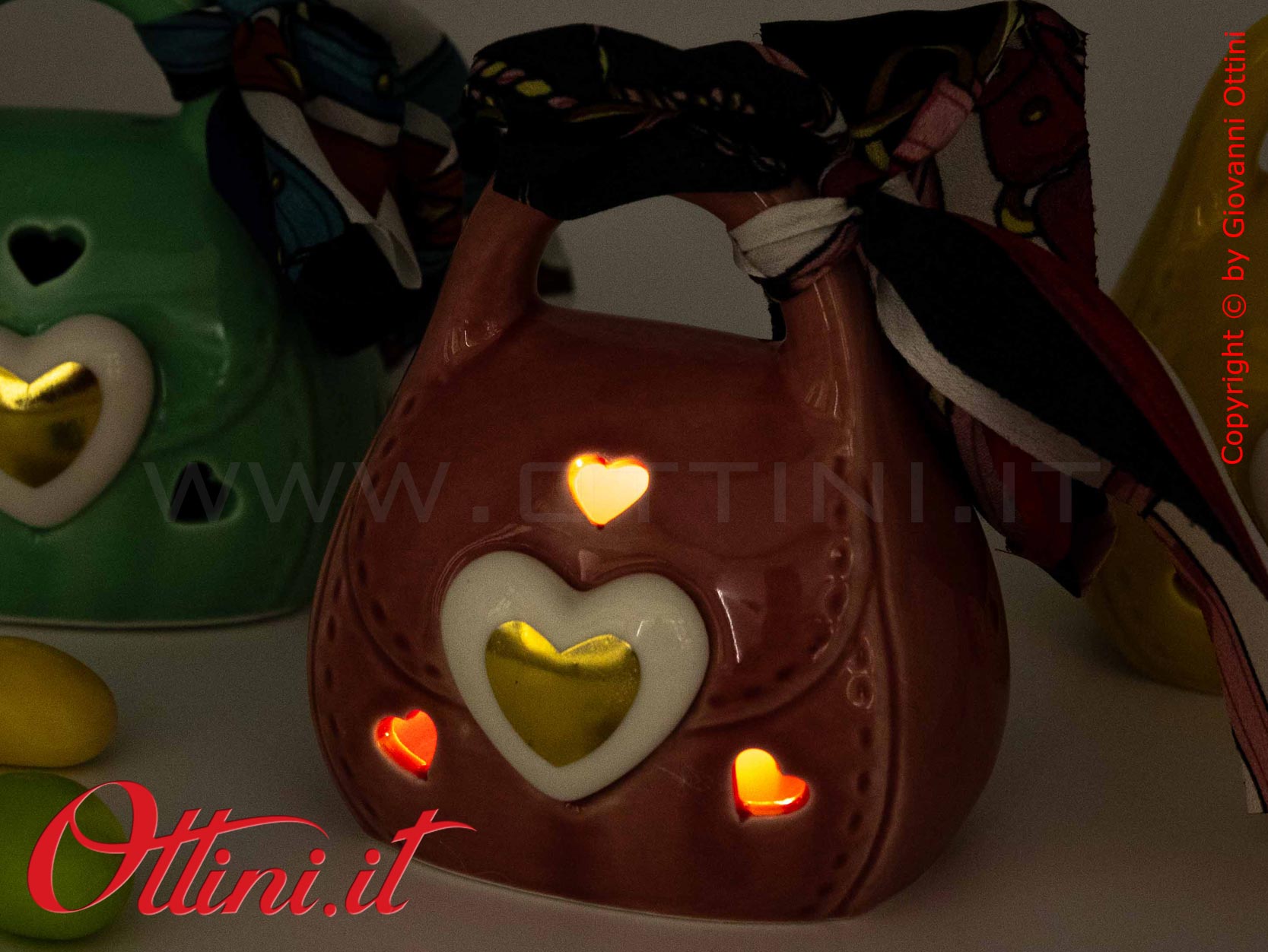 02A429 - la Borsetta Led 3 Colori con Confezione è una bomboniera dai colori vivaci dedicata alle teenager che seguono la moda. Completa di batteria.