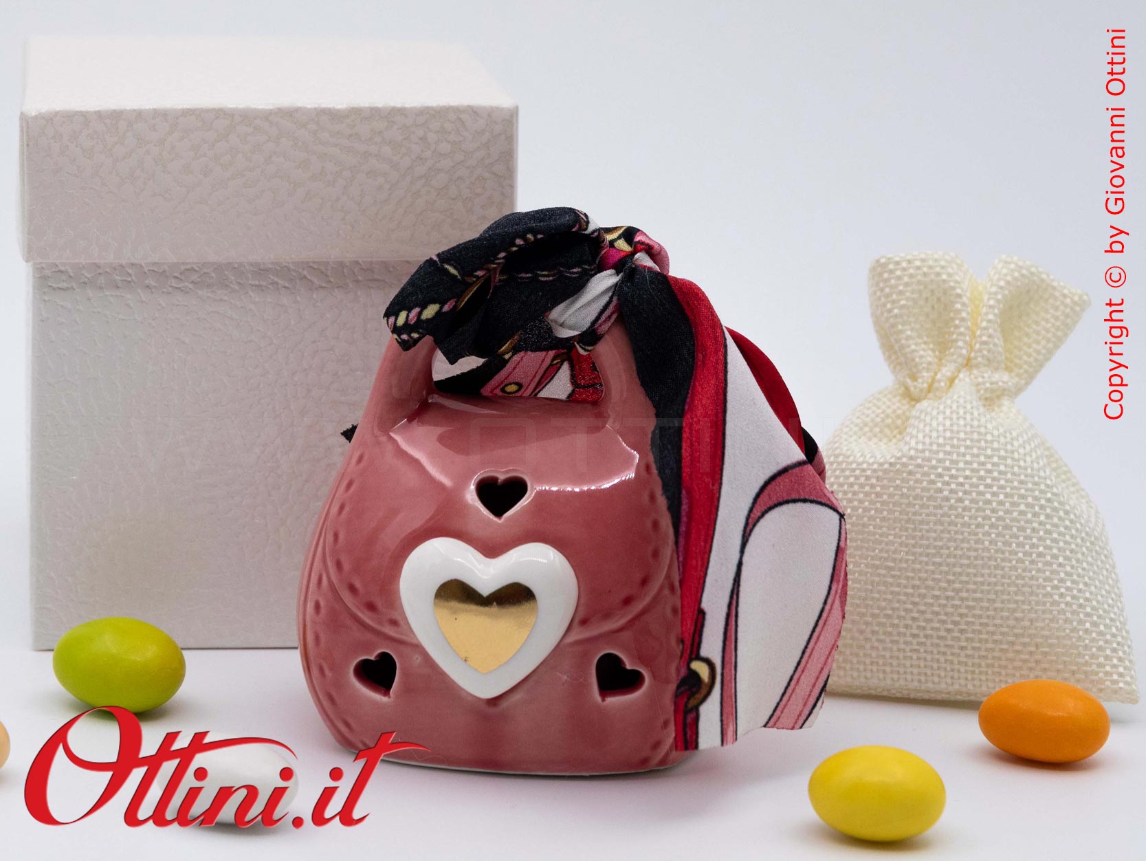 02A429 - la Borsetta Led 3 Colori con Confezione è una bomboniera dai colori vivaci dedicata alle teenager che seguono la moda. Completa di batteria.