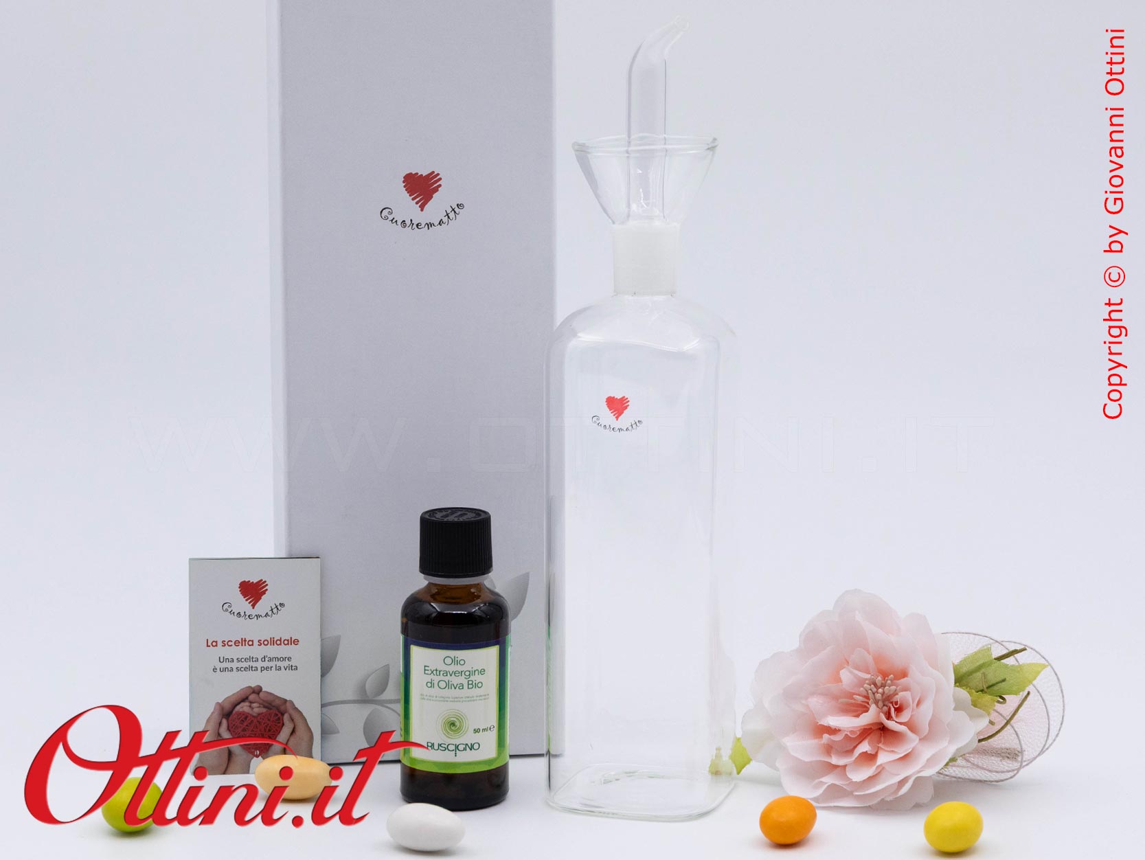 D9061 - L'Oliera in vetro dalla linea Liscia e una capienza da 500ml di Cuorematto, è una bomboniera utile in cucina e a tavola, ideale un regalo speciale.