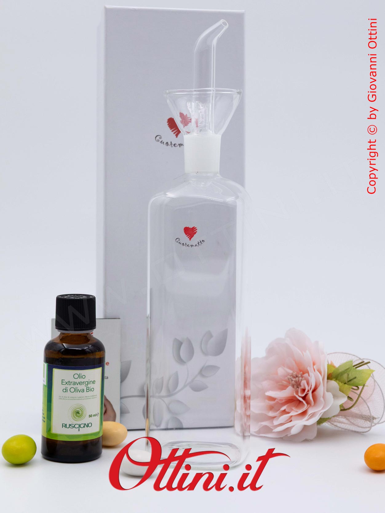 D9061 - L'Oliera in vetro dalla linea Liscia e una capienza da 500ml di Cuorematto, è una bomboniera utile in cucina e a tavola, ideale un regalo speciale.