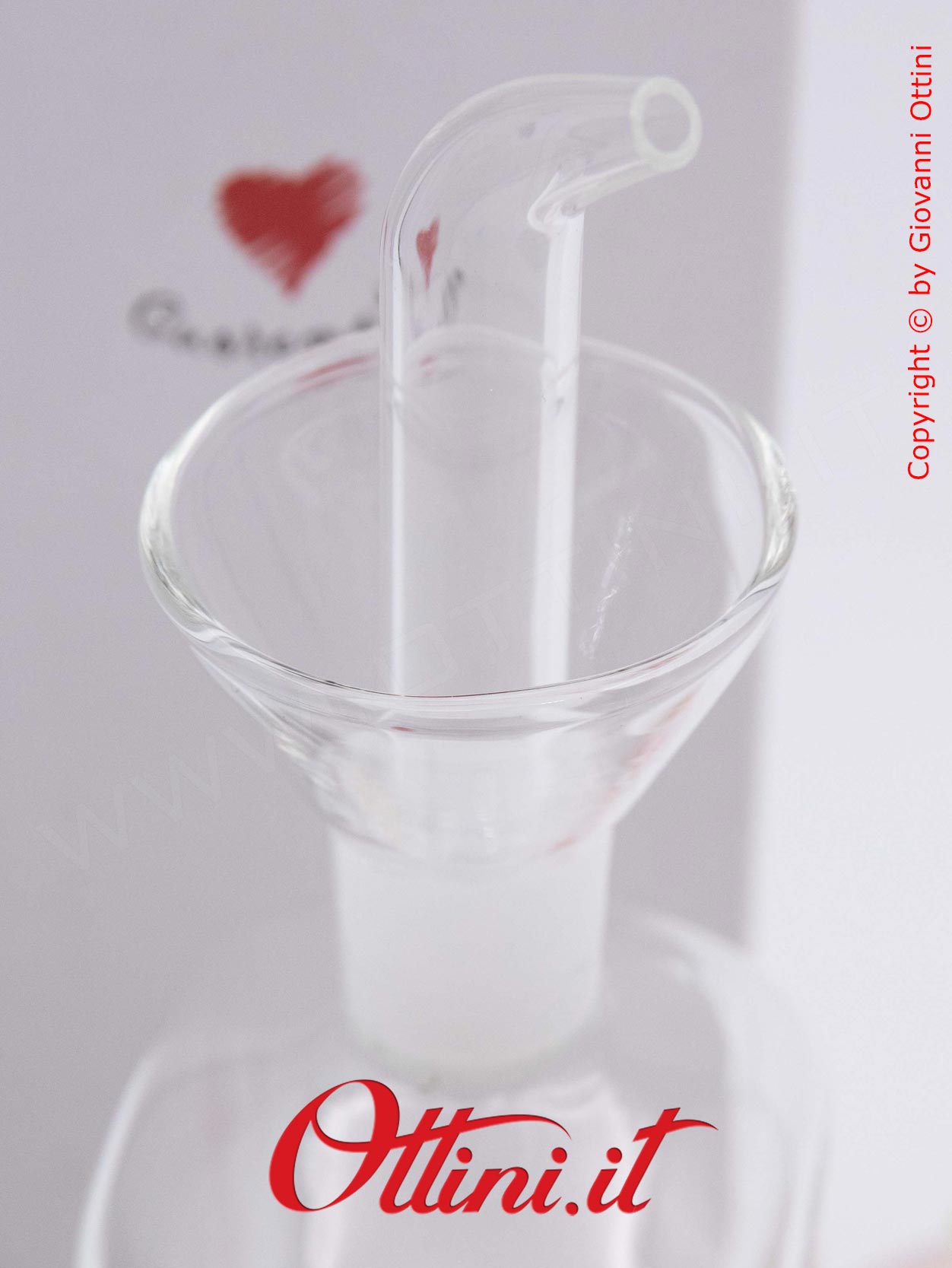 D9061 - L'Oliera in vetro dalla linea Liscia e una capienza da 500ml di Cuorematto, è una bomboniera utile in cucina e a tavola, ideale un regalo speciale.