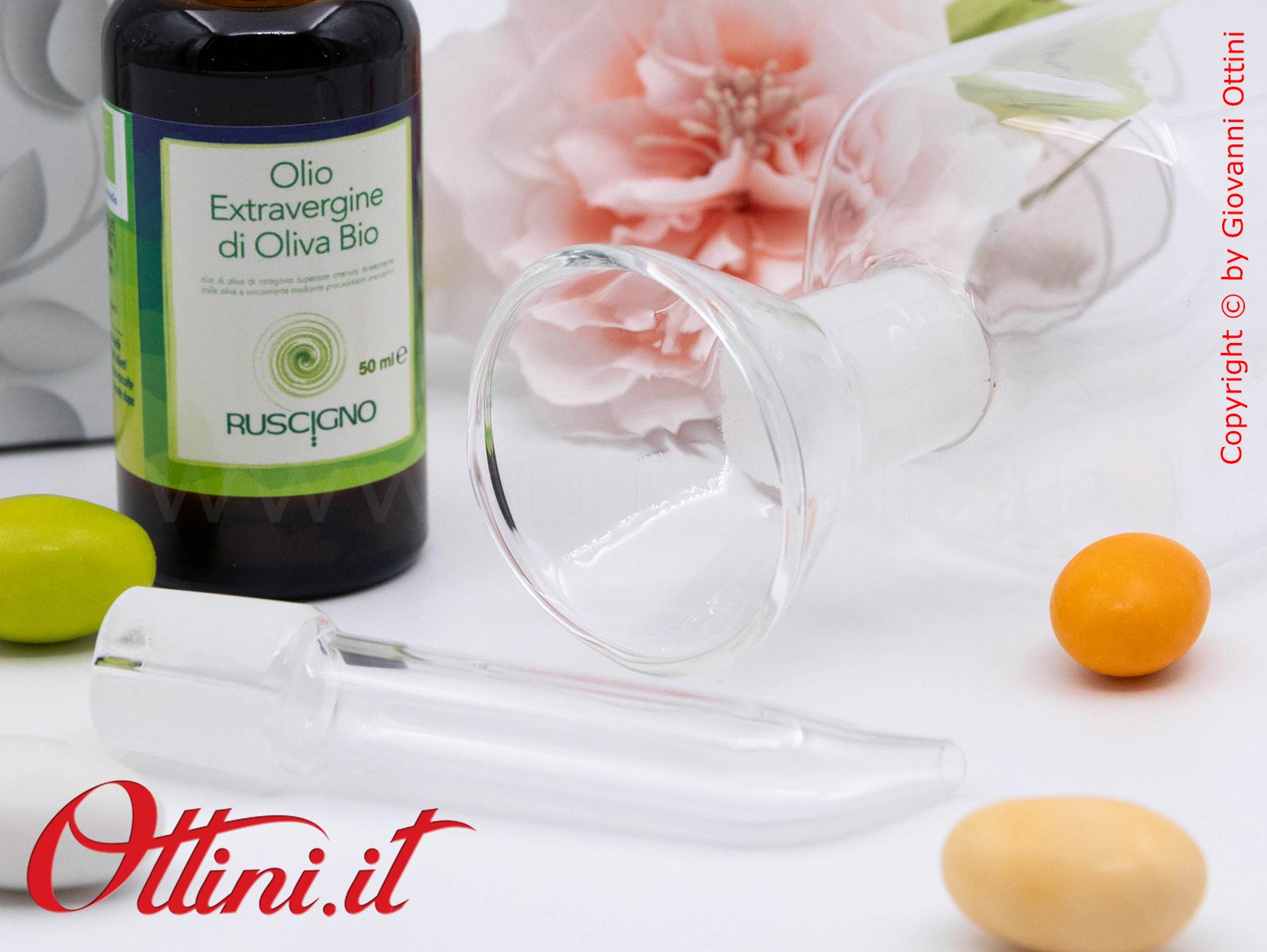 D9061 - L'Oliera in vetro dalla linea Liscia e una capienza da 500ml di Cuorematto, è una bomboniera utile in cucina e a tavola, ideale un regalo speciale.