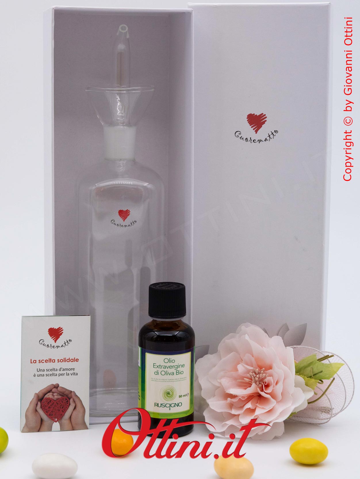 D9061 - L'Oliera in vetro dalla linea Liscia e una capienza da 500ml di Cuorematto, è una bomboniera utile in cucina e a tavola, ideale un regalo speciale.