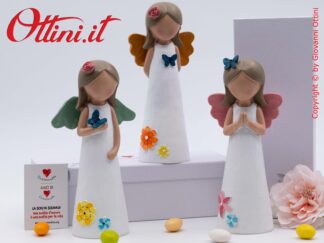 D9108 - l'Angelo grande con Farfalla di Cuorematto è una bomboniera solidale che sostiene i Frati dell'Antoniano di Bologna, dedicato alle bambine