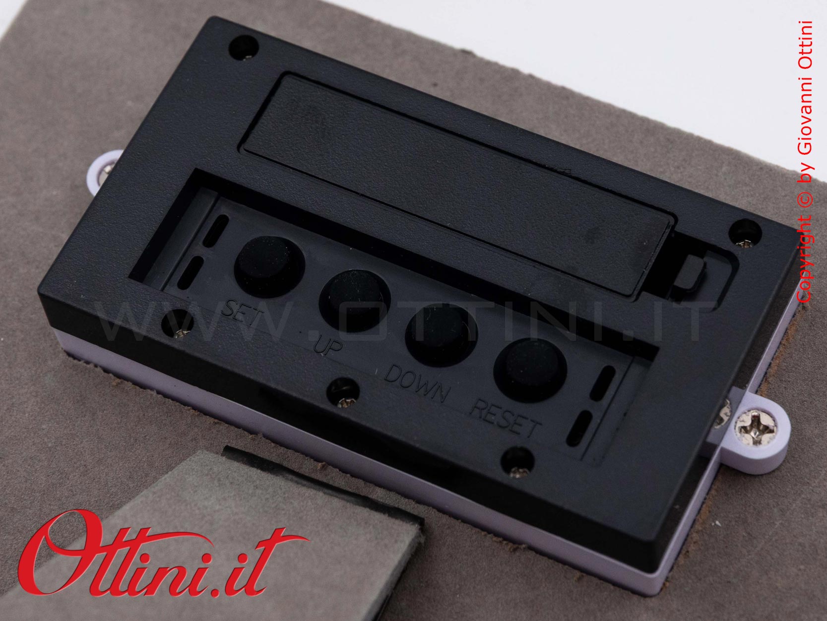 D9147 - L'Orologio Digitale Albero della Vita di Cuorematto è un oggetto d'arredo colorato e moderno con datario e indicatore temperatura ambiente