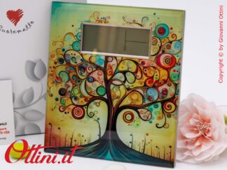 D9147 - L'Orologio Digitale Albero della Vita di Cuorematto è un oggetto d'arredo colorato e moderno con datario e indicatore temperatura ambiente