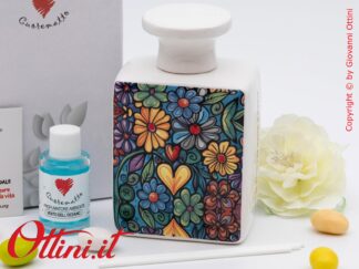 D9155 - Il Profumatore Fiori Colorati di Cuorematto è un diffusore per ambienti colorato e moderno completo del kit essenza composto da bastoncini e profumo