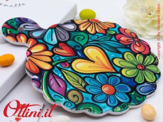 D9157 - il Tagliere sottopentola con Fiori Colorati di Cuorematto è una bomboniera solidale utile in cucina, con colori floreali vivaci, antigraffio.
