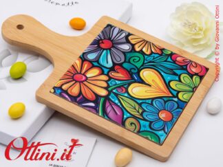 D9158 - il Tagliere sottopentola con Fiori Colorati e bambù di Cuorematto è una bomboniera solidale utile in cucina con colori floreali vivaci, antigraffio.