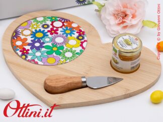 DA198 - il Tagliere Cuore Fiorello con miele di Cuorematto è una bomboniera solidale utile in cucina con colori floreali vivaci, antigraffio.