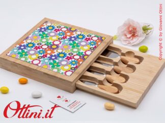 DA201 - il Tagliere Fiorello con Cassetto 4 Coltelli di Cuorematto è una bomboniera solidale utile in cucina e a tavola, con colori floreali vivaci