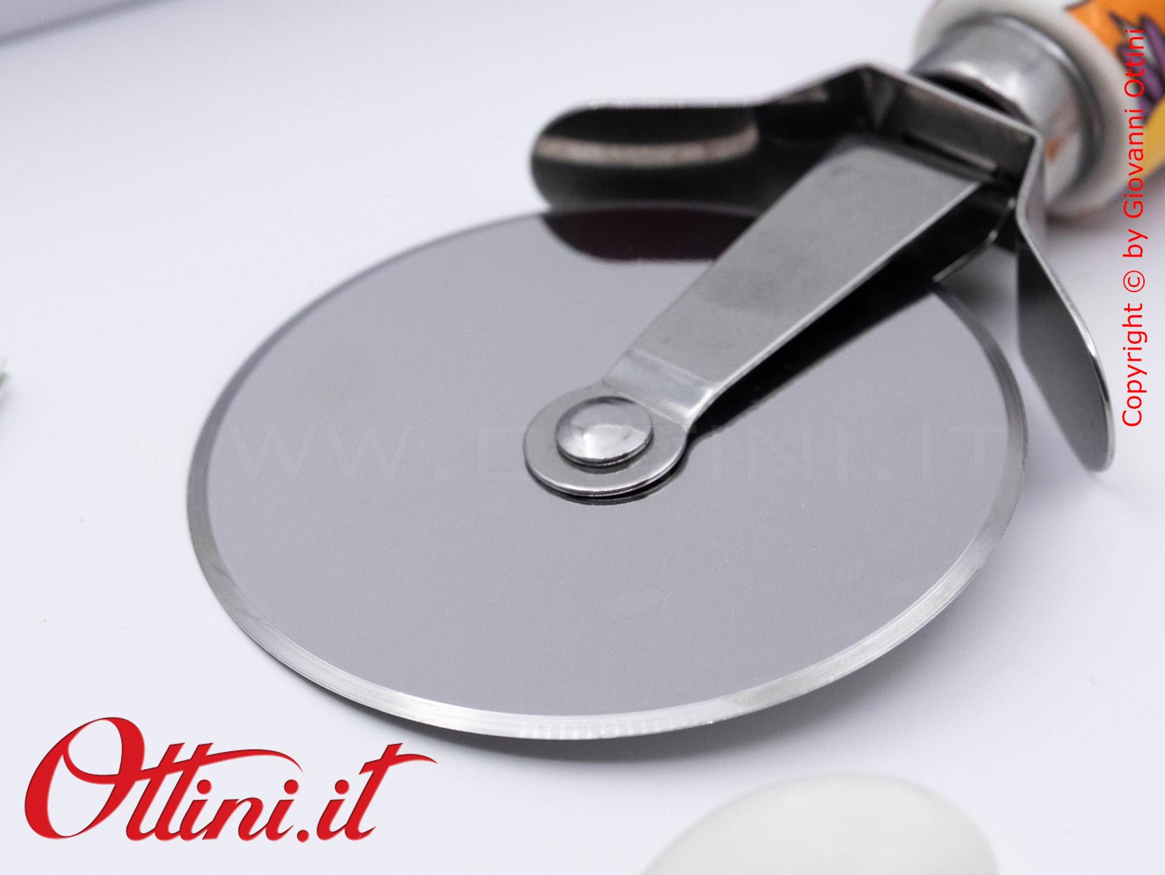 DA202 - il Tagliapizza Fiorello di Cuorematto è una bomboniera solidale utile a tavola, caratterizzato da colori floreali vivaci e un design esclusivo