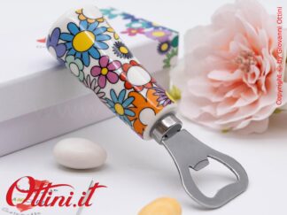DA203 - l'Apribottiglia Fiorello di Cuorematto è una bomboniera solidale utile a tavola, caratterizzato da colori floreali vivaci e un design esclusivo