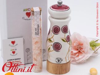 DA314 - il Macinasale Bocciolo Rosa di Cuorematto con sale gourmet è una bomboniera solidale con decori floreali, un regalo utile in cucina e a tavola