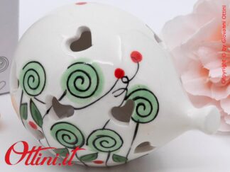 DA317 - il Palloncino Led Bocciolo Verde di Cuorematto è una lampada decorativa notturna in porcellana con decori floreali e una bomboniera solidale