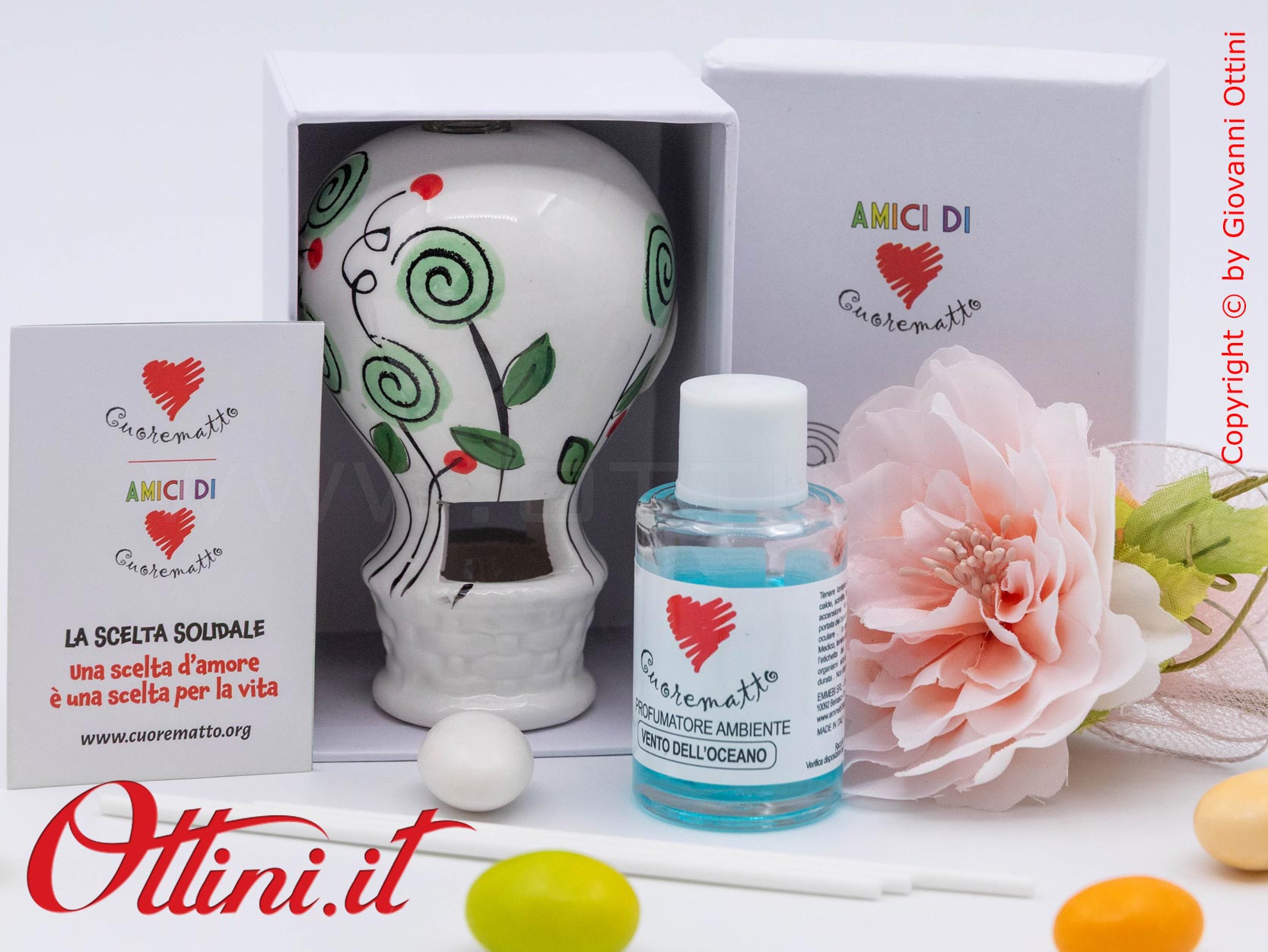 DA321 - il Profumatore Mongolfiera Bocciolo Verde di Cuorematto è realizzato in porcellana con decori floreali: bomboniera solidale e utile con kit profumo