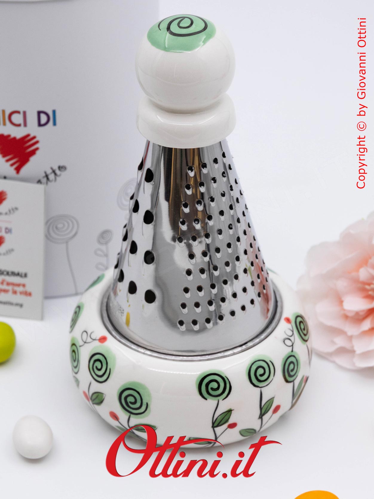 DA323 - la Grattugia Bocciolo Verde di Cuorematto è una bomboniera utile e funzionale per la cucina, per gli chef di famiglia e per chi cucina con amore