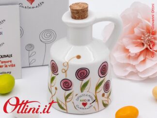 DA324 - l'Oliera Piccola Bocciolo Rosa di Cuorematto è una bomboniera solidale utile in cucina con colori delicati e design retrò, ideale per la tavola